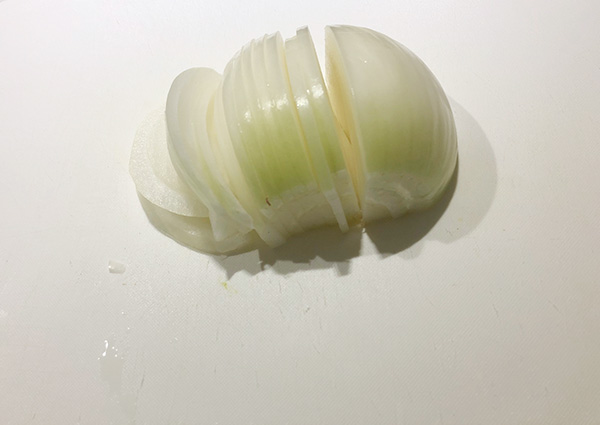 玉ねぎは薄切り
