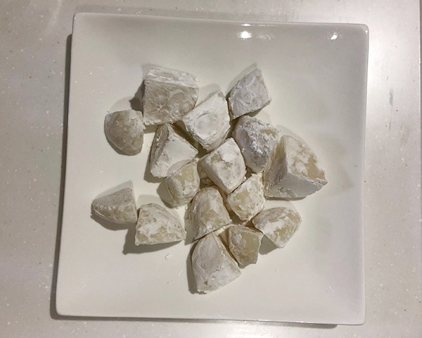 揚げ油でキツネ色になるまで揚げる